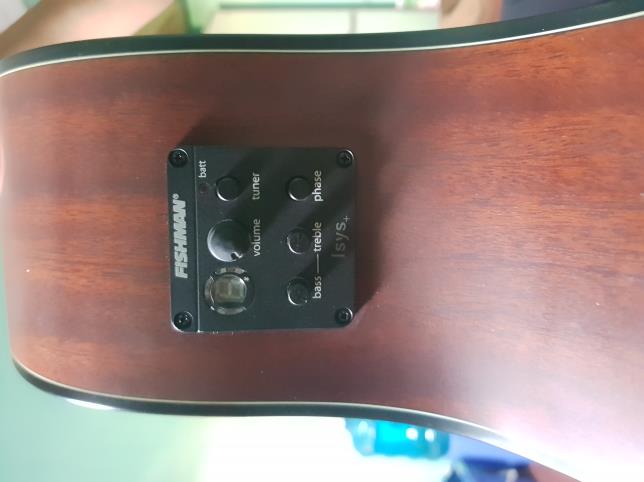 Đàn guitar Saga G100C + Dây elixer mới mua hơn 1 tuần nay cần tiền bán lại. Mới 99%.  