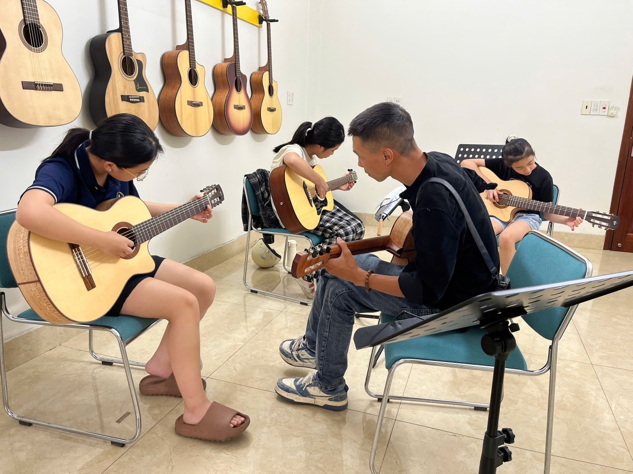 lớp học đàn guitar kiến an hải phòng