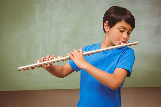 Trẻ trung học chơi sáo