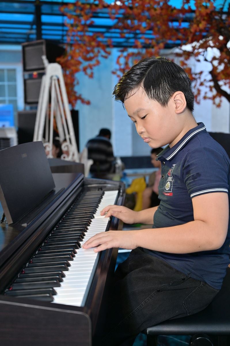 Trẻ em Việt Nam học piano