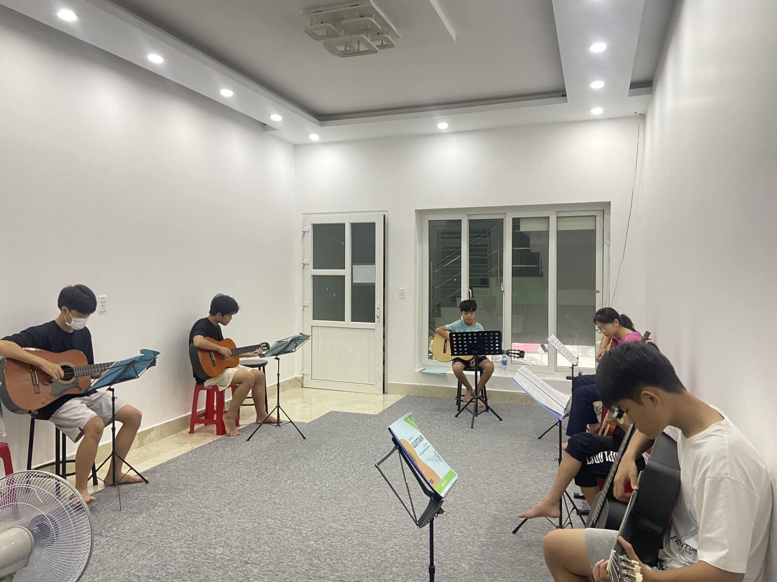 Lớp học guitar Học đàn 123
