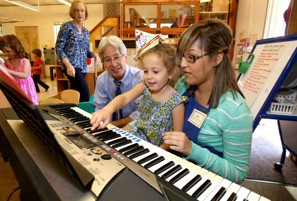 Trẻ nhỏ học Piano